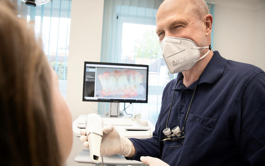 ZahnZentrum Lüneburg - Dr. Uwe Peters zeigt einer Patienten den Scan statt Zahnbabdruck | Schöne Zähne