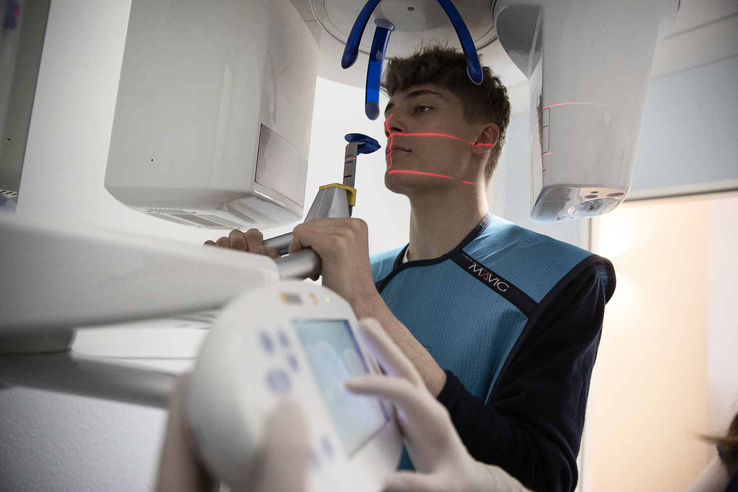 ZahnZentrum Lüneburg - Dr. Florian Klemt bespricht mit einer Patienten das Röntgenbild des Kiefers | Implantologie